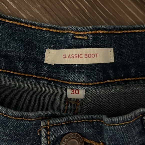 Levi's Dark Blue Classic Boot Size 30 gold stitch on pockets - Picture 4 of 5
